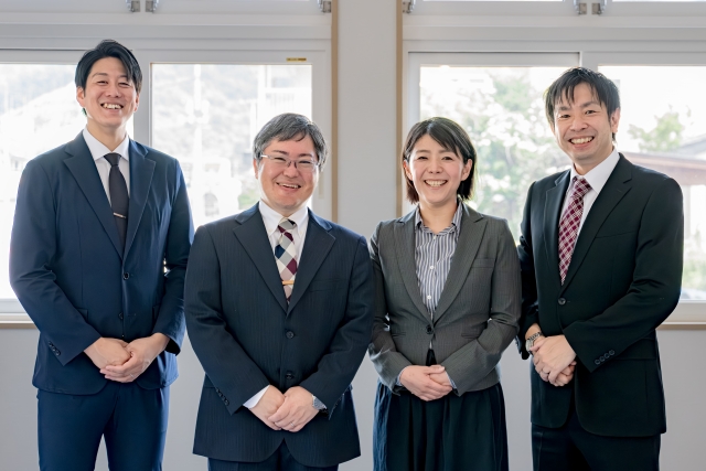 信頼感のある3人のビジネスパーソン