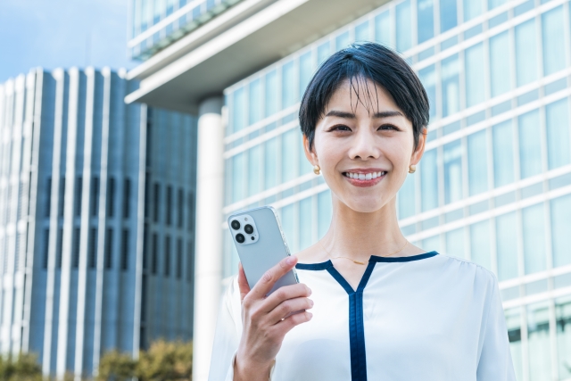 スマホを持つ女性