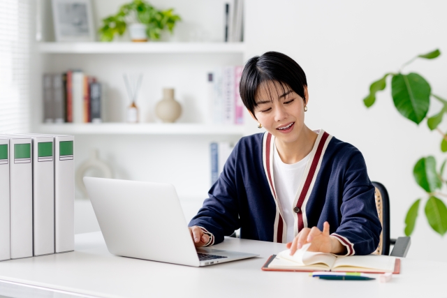 レポートを作成している女性